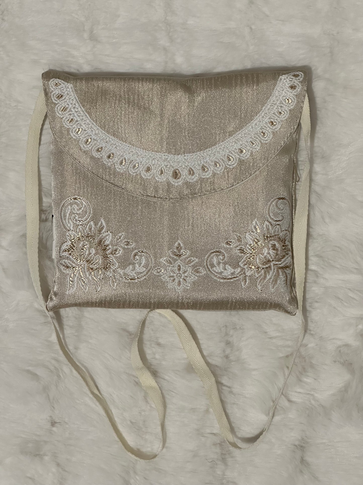 Tapis brodé et son sac de transport