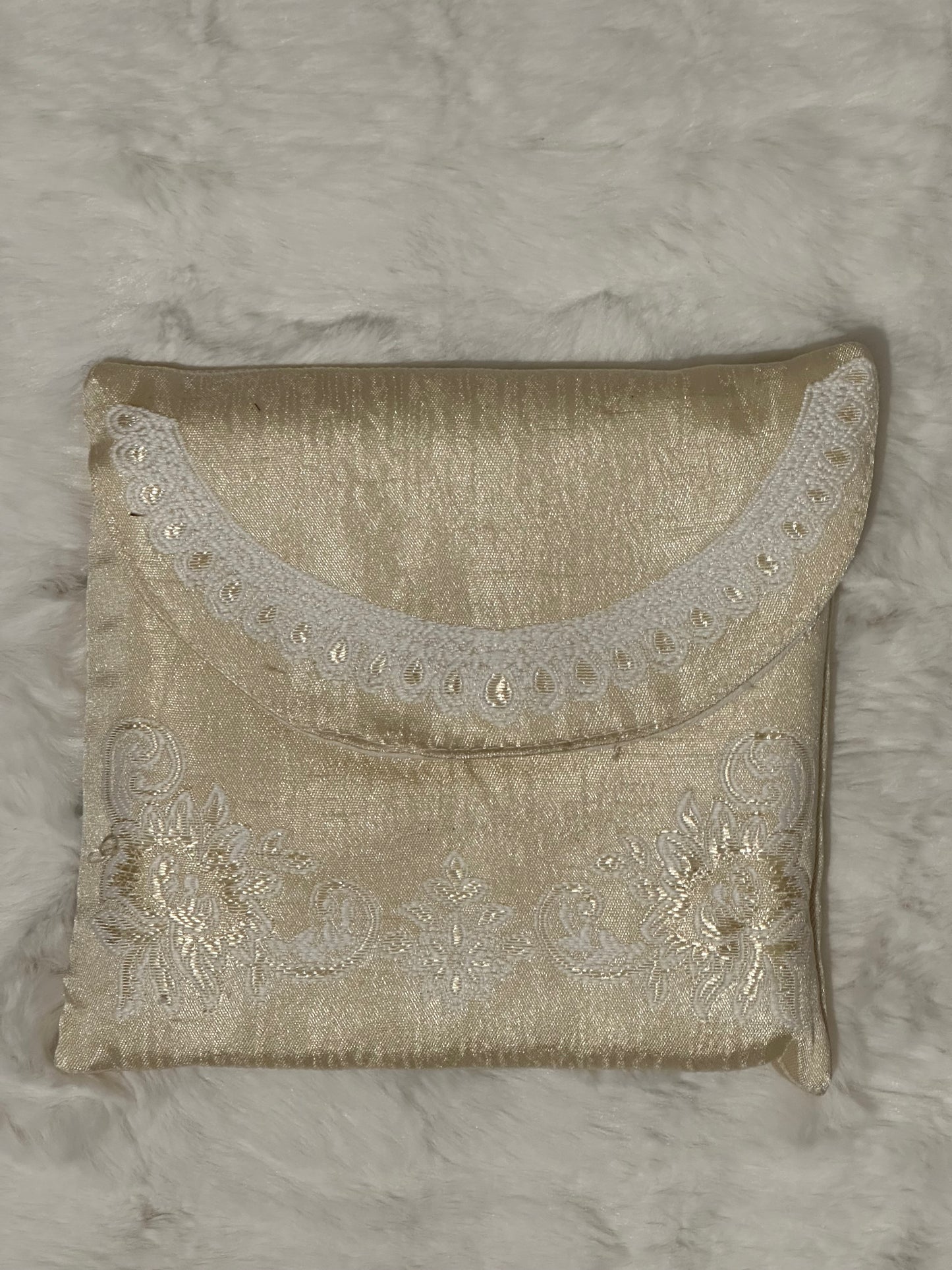 Tapis brodé et son sac de transport