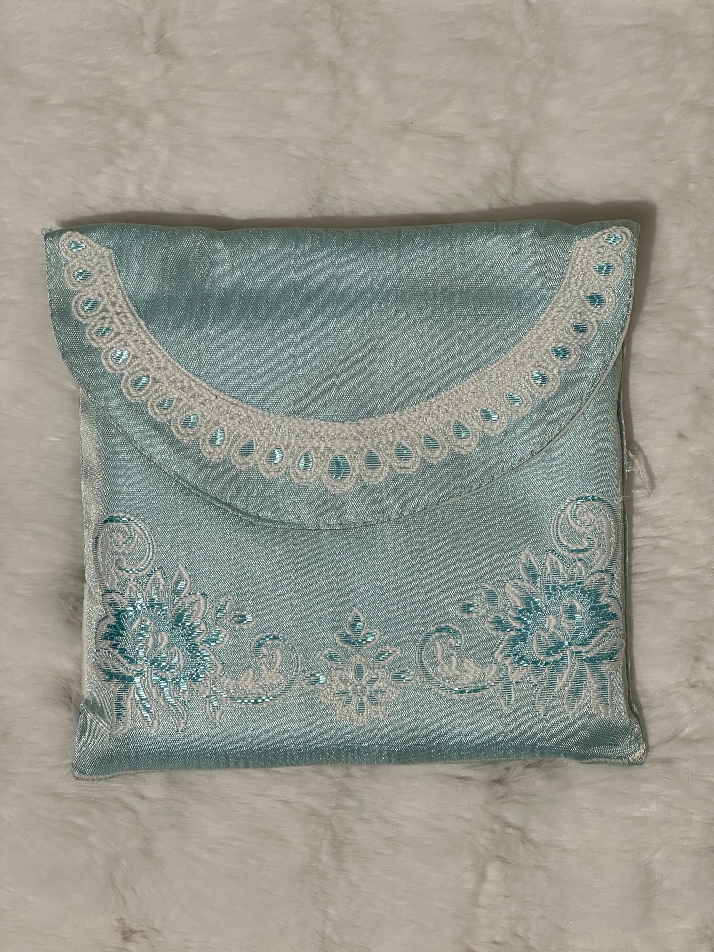 Tapis brodé et son sac de transport
